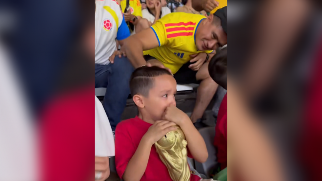 Hinchas colombianos consolaron a un niño uzbeko que lloró en el Mundial