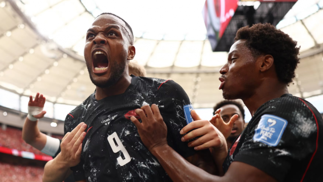 Cyle Larin y Jonathan David estuvieron atentos para adelantar a Canadá contra Catar