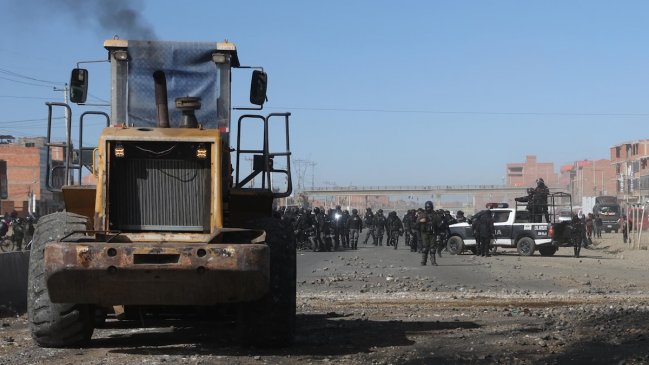 Bolivia: Policías y militares limpian carreteras bloqueadas tras inicio de estado de excepción