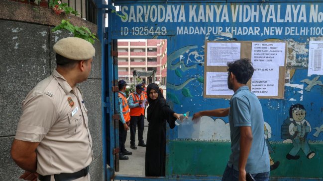 Millones repiten en India un examen filtrado, entre protestas y polémico veto a Telegram