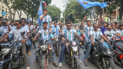   [VIDEO] Hinchas de Bangladesh tradujeron el hit 