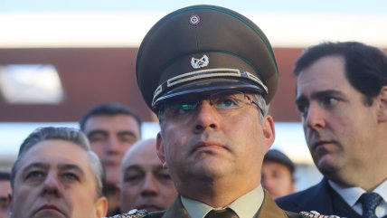 Acompañado por libertarios, carabinero se entregó para cumplir condena por el 18-O
