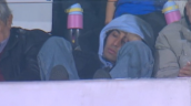 ¿Estaba durmiendo? La viral imagen de Assadi durante el triunfo de la U ante San Felipe