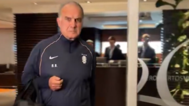   [VIDEO] Marcelo Bielsa volvió en silencio a Uruguay tras el fracaso en el Mundial 