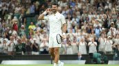 Djokovic trabajó más de lo esperado para vencer al chino Wu en su estreno en Wimbledon