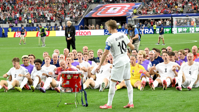 Ya es un rito: Noruega volvió a festejar con el remo vikingo junto a sus hinchas
