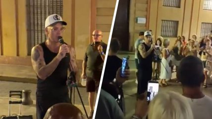  Robbie Williams sorprendió cantando con un músico callejero  