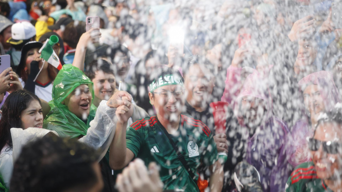 Periodista ecuatoriano fue agredido por hinchas mexicanos en el Estadio Azteca