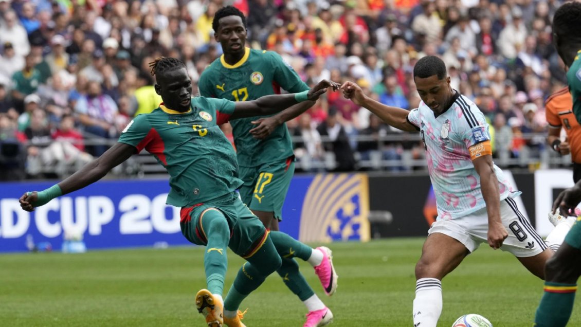Lamine Camara terminó desconsolado tras el penal que causó la derrota de Senegal ante Bélgica