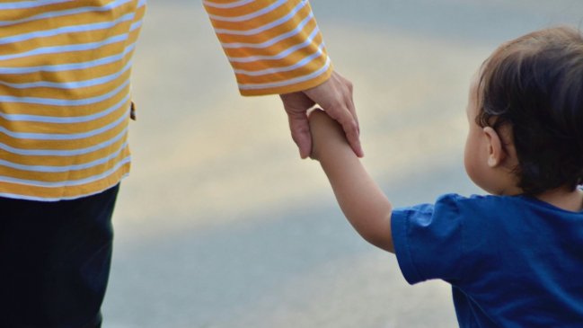 Gobierno cierra la unidad que investiga adopciones ilegales y causa indignación en víctimas