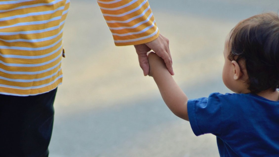 Gobierno cierra la unidad que investiga adopciones ilegales y causa indignación en víctimas
