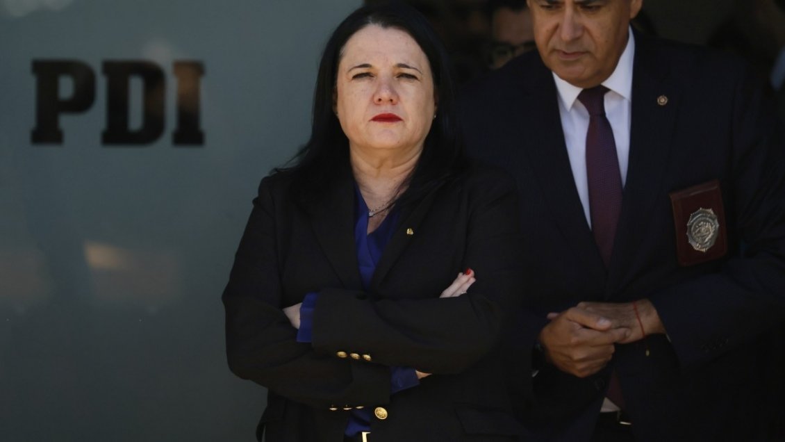 Contraloría: Steinert actuó fuera de la ley en su debut como ministra ante la PDI