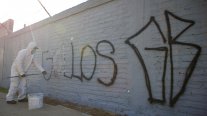 Alcalde de Peñalolén denunció que la Garra Blanca volvió a rayar un colegio limpiado hace 24 horas