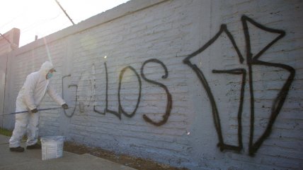 Peñalolén denunció que Garra Blanca rayó colegio limpiado hace 24 horas