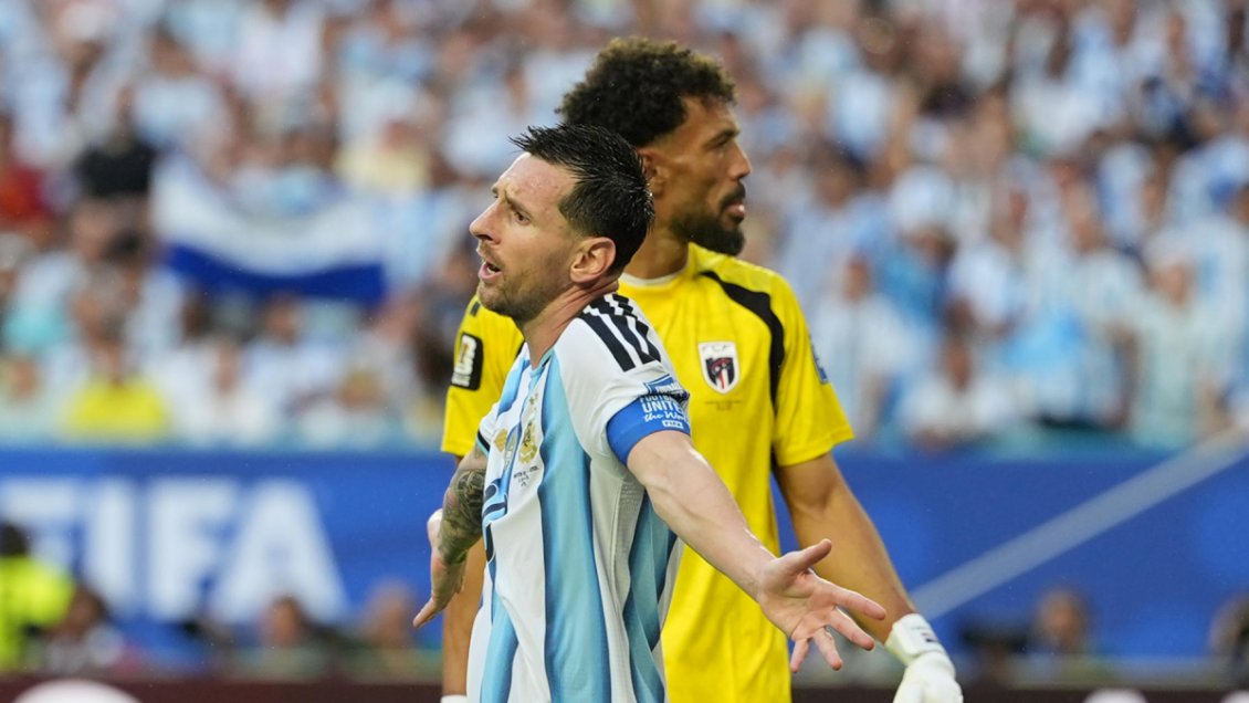 Vozinha logró impresionante atajada a tiro libre de Messi
