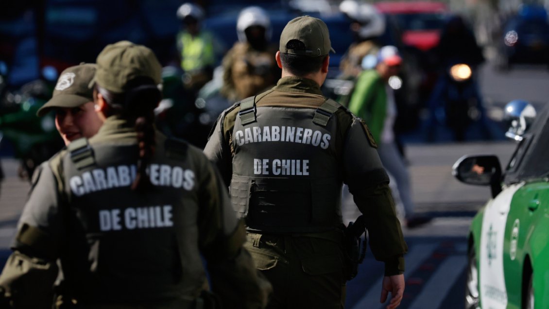 Detienen a cinco menores tras intentar atropellar a carabineros: portaban diversas armas