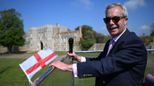 Populista británico Nigel Farage recibió dinero y regalos de un delincuente económico
