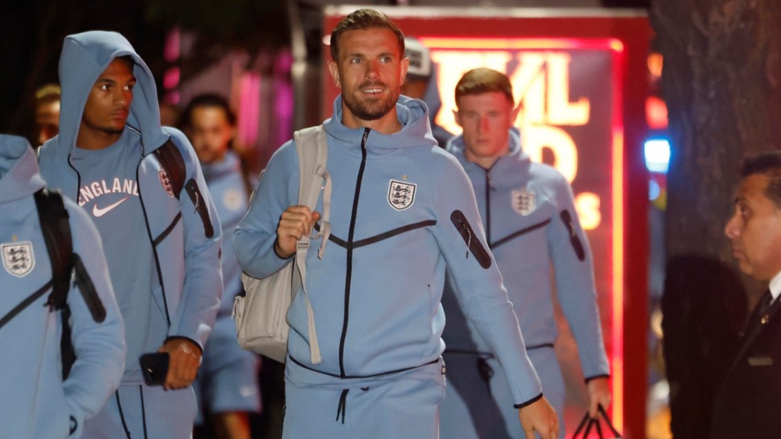 Preocupación en Inglaterra: Jordan Henderson sufrió aparatosa caída en festejos y terminó en el hospital