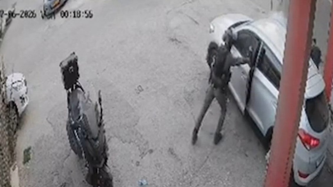 Policía israelí lanzó una granada aturdidora dentro de un auto de palestinos y bloqueó la puerta