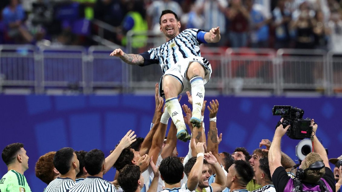 ¡Con canciones mundialistas! Argentina celebró con todo en el camarín la clasificación a cuartos
