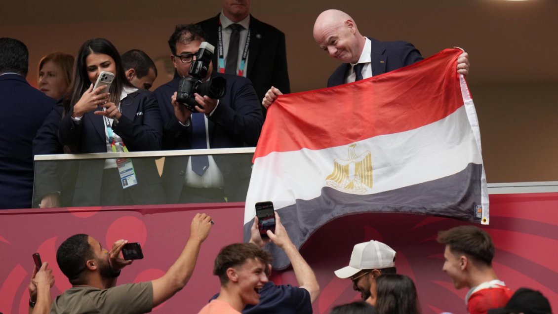 Infantino posó con la bandera de Egipto tras la polémica caída ante Argentina en el Mundial
