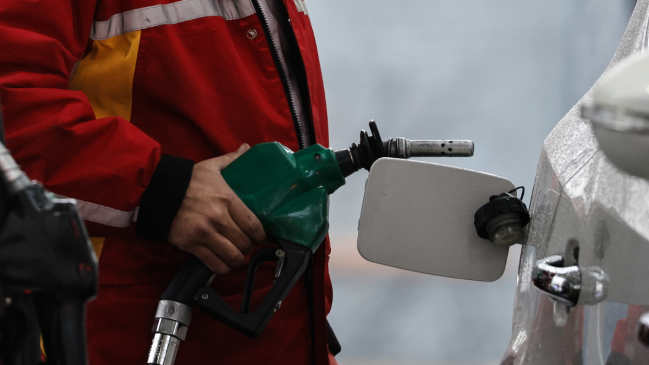 Precio de los combustibles bajará hasta 155 pesos este jueves