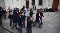 Grandes y chicos hicieron fila para cruzar por los patios de La Moneda