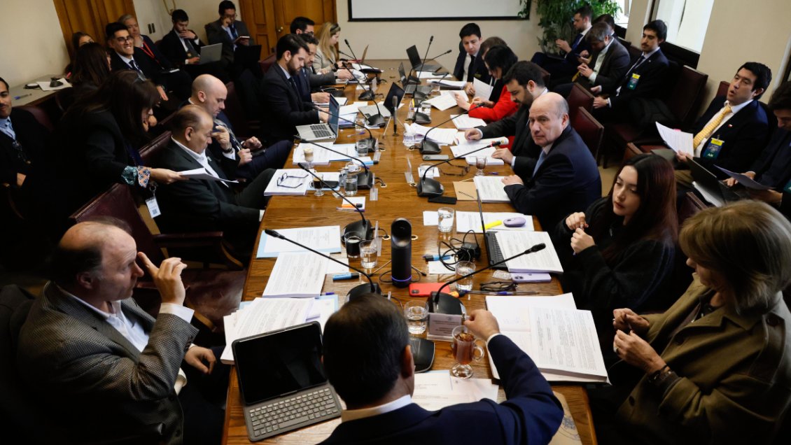 Tras retiro de la oposición, comisión del Senado aprobó indemnizar a privados por RCA revocadas