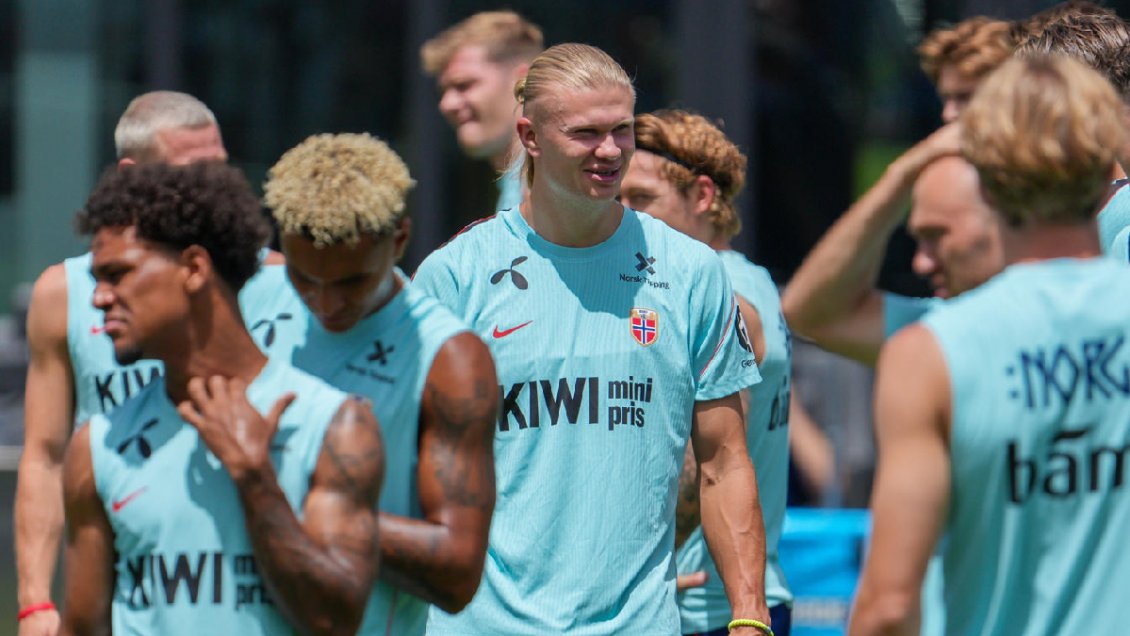 Travesuras vikingas: Haaland se divirtió molestando a compañero en entrenamiento de Noruega