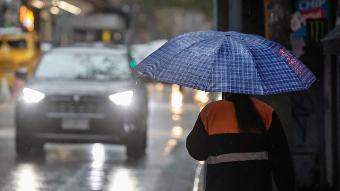 Alerta por trombas marinas marca jornada de lluvias en la zona centro-sur