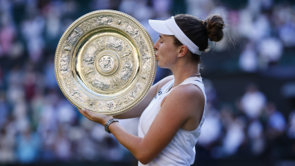   Linda Noskova se coronó campeona en Wimbledon tras vencer a Muchova 