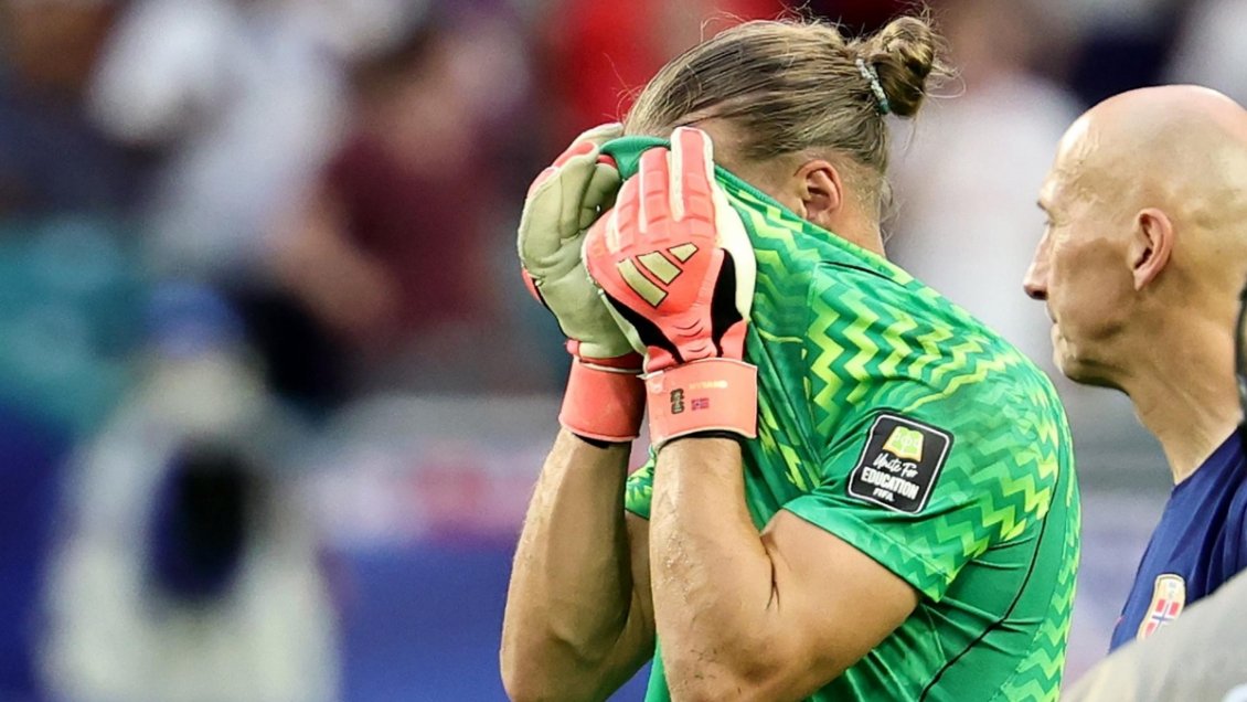 El emotivo consuelo familiar a Orjan Nyland tras la eliminación de Noruega ante Inglaterra