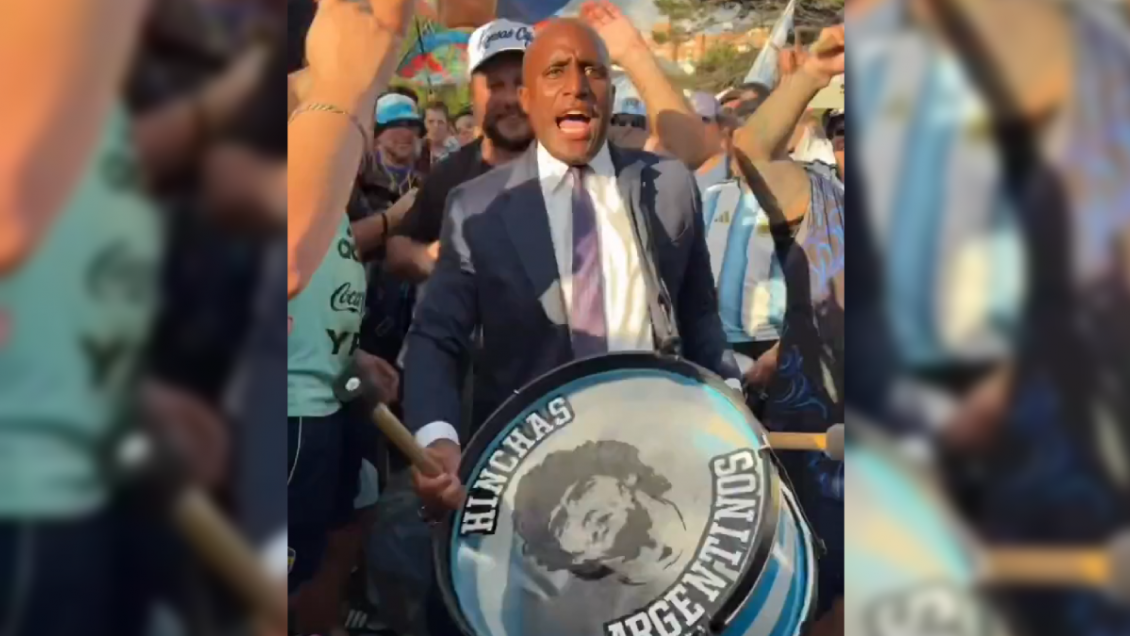 Como un hincha más: Alcalde de Kansas City se sumó al banderazo de Argentina