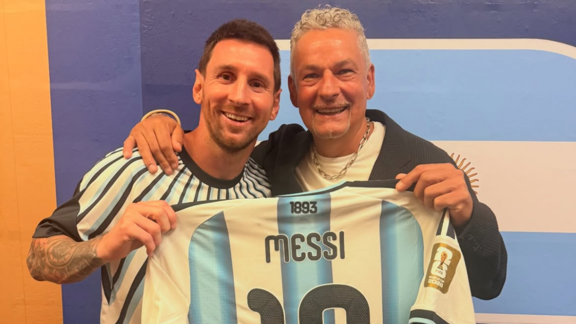 Messi regaló su camiseta a Roberto Baggio tras la victoria de Argentina