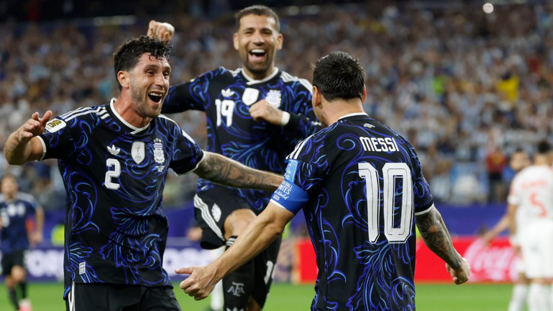 ¿Cábala o historia? Argentina solicitó a la FIFA jugar con camiseta alternativa ante Inglaterra