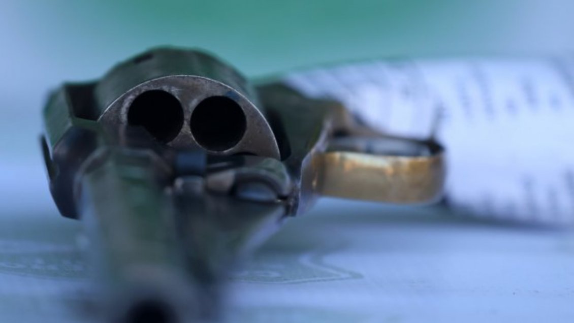 Adolescente manipulaba arma de fuego e hirió en el ojo a hombre en Puente Alto