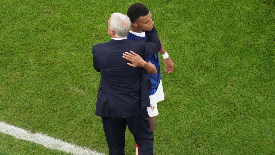Deschamps consoló a Mbappé tras la derrota ante España en la semifinal del Mundial