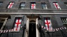 Residencia del primer ministro británico amaneció repleta de banderas de Inglaterra