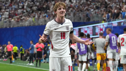   Anthony Gordon abrió el marcador para Inglaterra frente a Argentina en el Mundial 