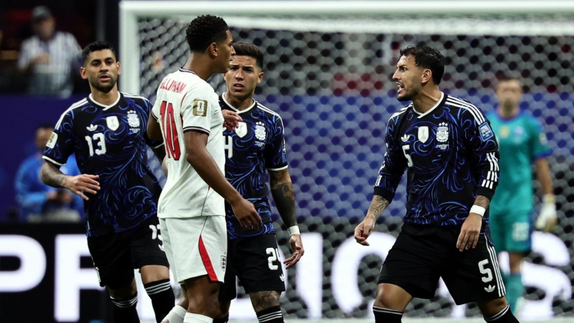 No hubo amarillas: Dos encontronazos entre Inglaterra y Argentina marcaron el inicio del partido