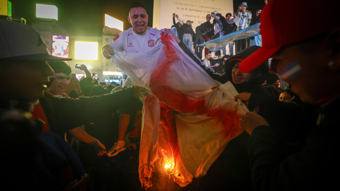 [VIDEOS] Hinchas argentinos quemaron banderas inglesas en Buenos Aires tras la semifinal