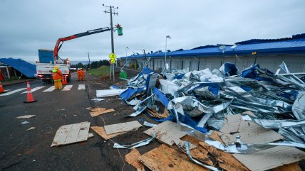   Fuertes vientos arrasaron con techumbre de escuela modular de Punta de Parra 