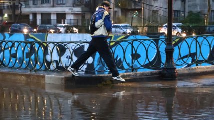 Anegamiento en Cardenal Caro y Puente Patronato marca este viernes de lluvias en Santiago
