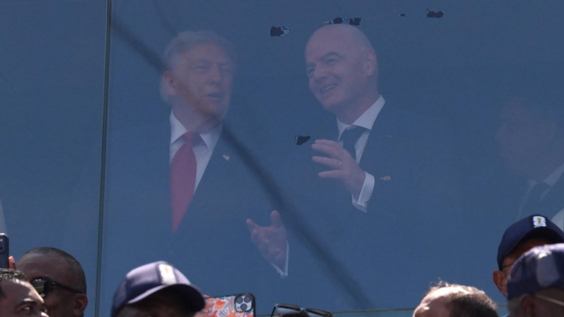 Tocó la copa: El nuevo agasajo de Infantino a Donald Trump en plena final del Mundial