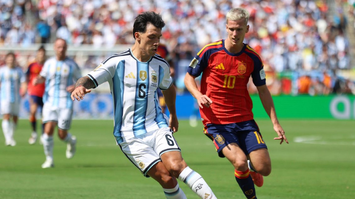 Problema para Argentina: Lisandro Martínez salió lesionado en la final ante España