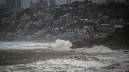 Balance del sistema frontal en Valparaíso: Un fallecido, 860 damnificados y graves socavones