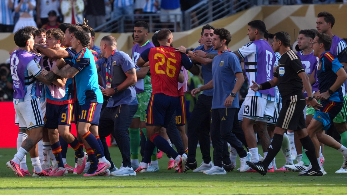 Nuevas imágenes: Roberto Ayala también agredió a Dani Olmo tras la final del Mundial
