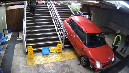 Auto irrumpió en la Estación Viña del Tren Limache-Puerto tras choque: un muerto y cuatro heridos