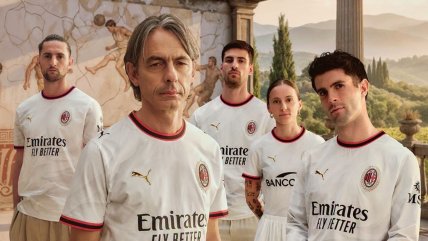   AC Milan presentó su nueva camiseta con el lema 