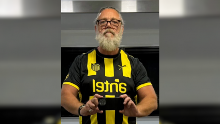   Gladiador aurinegro: Russell Crowe posó con la camiseta de Peñarol 